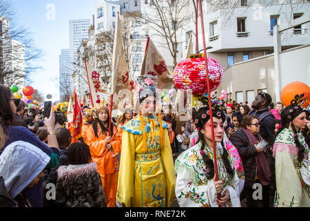 Paris, Frankreich. 17 Feb, 2019. Demonstranten mit traditionellen Kostümen, das Chinesische Neue Jahr Demonstration. 13. Bezirk, Paris, Frankreich. 17. Februar 2019. Credit: shengqi TANG/Alamy leben Nachrichten Stockfoto