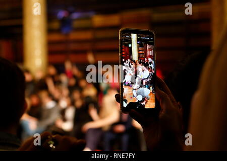 London, Großbritannien. 17 Feb, 2019. LONDON, ENGLAND - 17. Februar: ein Model auf dem Laufsteg während der Kristian Aadnevik zeigen während der London Fashion Week Herbst/Winter 2019 Am 17. Februar 2019 in London, Vereinigtes Königreich. Foto von Paul Cunningham Credit: Paul Cunningham/Alamy leben Nachrichten Stockfoto