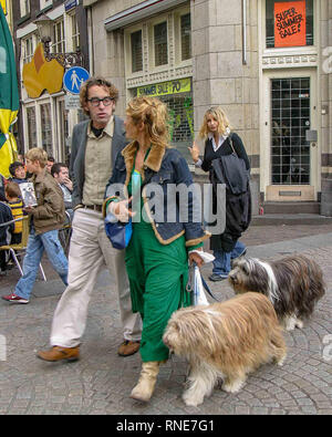 Amsterdam, Niederlande. 9. Okt. 2005. Ein junges Paar zu Fuß ihre Hunde Vergangenheit ein Café im Freien in Amsterdam, Niederlande. Credit: Arnold Drapkin/ZUMA Draht/Alamy leben Nachrichten Stockfoto