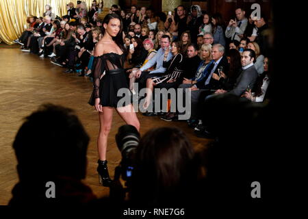 London, Großbritannien. 17 Feb, 2019. LONDON, ENGLAND - 17. Februar: ein Model auf dem Laufsteg während der Kristian Aadnevik zeigen während der London Fashion Week Herbst/Winter 2019 Am 17. Februar 2019 in London, Vereinigtes Königreich. Foto von Paul Cunningham Credit: Paul Cunningham/Alamy leben Nachrichten Stockfoto