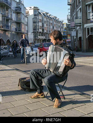 Amsterdam, Niederlande. 10.Oktober 2005. Ein junger Mann spielt seine Akkordeon für Spenden auf einer Straße in Amsterdam, Niederlande. Credit: Arnold Drapkin/ZUMA Draht/Alamy leben Nachrichten Stockfoto