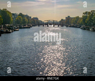 Amsterdam, Niederlande. 10.Oktober 2005. Auf der Suche nach dem Fluss Amstel in Richtung der berühmten Magere Brug (Skinny Bridge), die den Fluss überquert. Die Stadt Amsterdam, Niederlande, hat seinen Namen vom Fluss, einer der beliebtesten touristischen Sehenswürdigkeiten. Credit: Arnold Drapkin/ZUMA Draht/Alamy leben Nachrichten Stockfoto