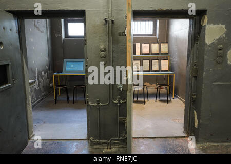 Berlin, Deutschland. 18 Feb, 2019. Blick auf die Eröffnung eines außerschulischer Lernort in zwei Zellen der ehemaligen DDR Polizei Gefängnis Keibelstraße in Berlin. Das Gefängnis für Jahre leer stand, hatte für eine lange Zeit gekämpft worden. Quelle: Jörg Carstensen/dpa/Alamy leben Nachrichten Stockfoto