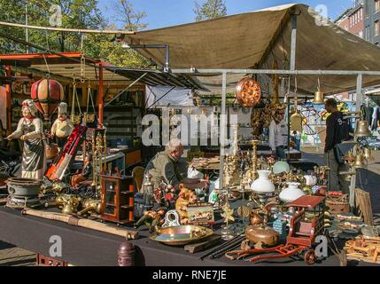 Amsterdam, Niederlande. 10.Oktober 2005. Die zahlreichen Stände der älteste Flohmarkt in Amsterdam und den Niederlanden, der Waterlooplein (Waterlooplein) Flohmarkt von vielen Touristen besucht wird. Credit: Arnold Drapkin/ZUMA Draht/Alamy leben Nachrichten Stockfoto