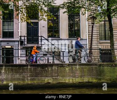 Amsterdam, Niederlande. 9. Okt. 2005. Fahrräder sind ein beliebtes Fortbewegungsmittel in Amsterdam, Niederlande. Eine Familie Fahrten an einem Kanal. Credit: Arnold Drapkin/ZUMA Draht/Alamy leben Nachrichten Stockfoto