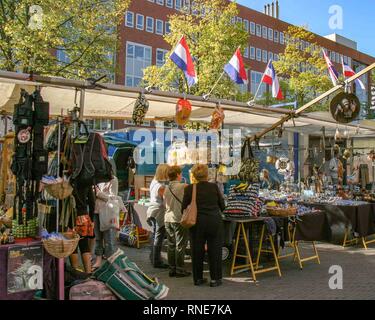 Amsterdam, Niederlande. 10.Oktober 2005. Die zahlreichen Stände der älteste Flohmarkt in Amsterdam und den Niederlanden, der Waterlooplein (Waterlooplein) Flohmarkt von vielen Touristen besucht wird. Credit: Arnold Drapkin/ZUMA Draht/Alamy leben Nachrichten Stockfoto