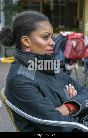 Amsterdam, Niederlande. 9. Okt. 2005. Eine junge Frau in einem Straßencafé in Amsterdam, Niederlande. Credit: Arnold Drapkin/ZUMA Draht/Alamy leben Nachrichten Stockfoto