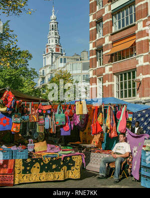 Amsterdam, Niederlande. 10.Oktober 2005. Die zahlreichen Stände der älteste Flohmarkt in Amsterdam und den Niederlanden, der Waterlooplein (Waterlooplein) Flohmarkt von vielen Touristen besucht wird. Credit: Arnold Drapkin/ZUMA Draht/Alamy leben Nachrichten Stockfoto