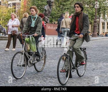 Amsterdam, Niederlande. 9. Okt. 2005. Fahrräder sind ein beliebtes Fortbewegungsmittel in Amsterdam, Niederlande. Ein junges Paar mit ihren Zyklen durch die Stadt. Credit: Arnold Drapkin/ZUMA Draht/Alamy leben Nachrichten Stockfoto