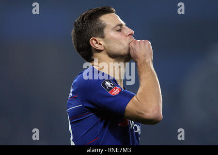 London, Großbritannien. 18 Feb, 2019. Cesar Azpilicueta von Chelsea an schaut. Die Emirate FA Cup, 5.Runde, Chelsea V Manchester United an der Stamford Bridge in London am Montag, den 18. Februar 2019. Dieses Bild dürfen nur für redaktionelle Zwecke verwendet werden. Nur die redaktionelle Nutzung, eine Lizenz für die gewerbliche Nutzung erforderlich. Keine Verwendung in Wetten, Spiele oder einer einzelnen Verein/Liga/player Publikationen. pic von Steffan Bowen/Credit: Andrew Orchard sport Fotografie/Alamy leben Nachrichten Stockfoto