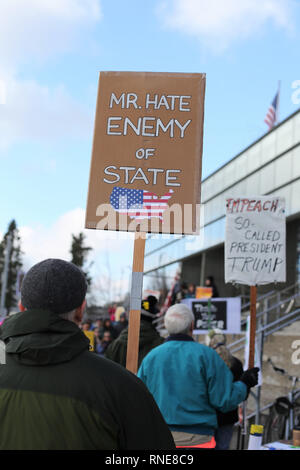 Eugene, Oregon, USA. 18. Februar, 2019. Demonstranten in Eugene, Oregon Kundgebung gegen geplante Präsident des Trump 'State Notfall 'Grenzmauer zwischen den USA und Mexiko zu errichten. Credit: Gina Kelly/Alamy leben Nachrichten Stockfoto