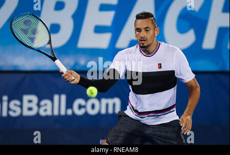 Delray Beach, Florida, USA. 18 Feb, 2019. Nick Kyrgios, von Australien, spielt eine Vorhand gegen John Millman, von Australien, in der ersten Runde am2019 Delray Beach Open ATP Tennisturnier, am Stadion Delray Beach & Tennis Center in Delray Beach, Florida, USA gespielt. Mario Houben/CSM/Alamy leben Nachrichten Stockfoto