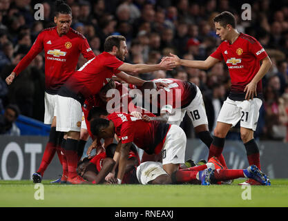 London, Großbritannien. 18 Feb, 2019. Die Spieler von Manchester United feiern das Ziel von Paul Pogba während der FA Cup in die fünfte Runde zwischen Chelsea und Manchester United in London, Großbritannien am 13.02.18., 2019. Manchester United gewann 2-0. Für die redaktionelle Verwendung. Nicht FÜR DEN VERKAUF FÜR MARKETING ODER WERBEKAMPAGNEN. Keine VERWENDUNG MIT NICHT AUTORISIERTEN Audio-, Video-, Daten-, SPIELPLÄNE, Verein/LIGA LOGOS ODER "LIVE" Dienstleistungen. IN-MATCH VERWENDUNG BESCHRÄNKT AUF 45 Bilder, kein Video EMULATION ONLINE. Keine VERWENDUNG IN Wetten, Spiele oder einzelne Verein/Liga/PLAYER PUBLIKATIONEN. Credit: Han Yan/Xinhua/Alamy leben Nachrichten Stockfoto