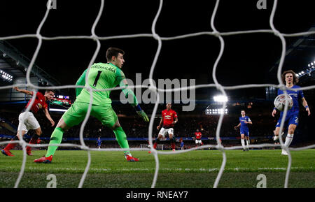 London, Großbritannien. 18 Feb, 2019. Von Manchester United Ander Herrera (1. L) Kerben während der FA Cup in die fünfte Runde zwischen Chelsea und Manchester United in London, Großbritannien am 13.02.18., 2019. Manchester United gewann 2-0. Für die redaktionelle Verwendung. Nicht FÜR DEN VERKAUF FÜR MARKETING ODER WERBEKAMPAGNEN. Keine VERWENDUNG MIT NICHT AUTORISIERTEN Audio-, Video-, Daten-, SPIELPLÄNE, Verein/LIGA LOGOS ODER "LIVE" Dienstleistungen. IN-MATCH VERWENDUNG BESCHRÄNKT AUF 45 Bilder, kein Video EMULATION ONLINE. Keine VERWENDUNG IN Wetten, Spiele oder einzelne Verein/Liga/PLAYER PUBLIKATIONEN. Credit: Han Yan/Xinhua/Alamy leben Nachrichten Stockfoto