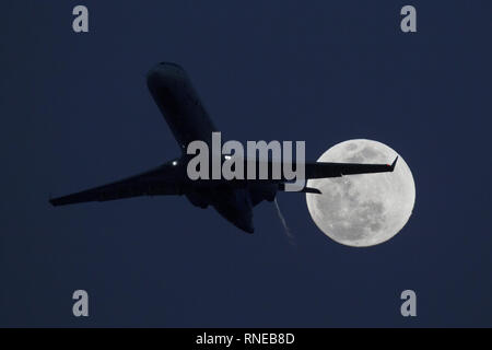 Phoenix, Arizona, USA. 18 Feb, 2019. Februar 18, 2018, Phoenix, Arizona, USA - Ein American Airlines Jet zieht vom Phoenix Sky Harbor International Airport als super Mond erhebt sich in der Ferne. Credit: KC Alfred/ZUMA Draht/Alamy leben Nachrichten Stockfoto