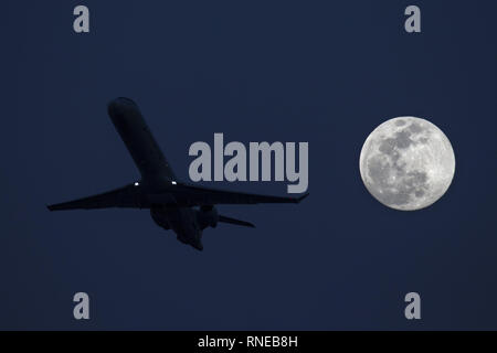 Phoenix, Arizona, USA. 18 Feb, 2019. Februar 18, 2018, Phoenix, Arizona, USA - American Eagle Jet zieht vom Phoenix Sky Harbor International Airport als super Mond erhebt sich in der Ferne. Credit: KC Alfred/ZUMA Draht/Alamy leben Nachrichten Stockfoto