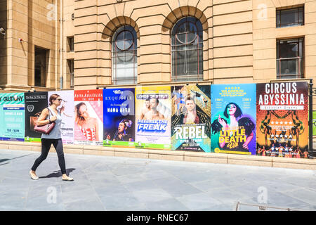 Adelaide Australien. 19. Februar 2019. Ein Fußgänger geht Vergangenheit Poster Förderung fringe wirkt am 2019 Adelaide Fringe des weltweit größten jährlichen Arts Festival, das vom 15. Februar bis 17. März Kredit läuft: Amer ghazzal/Alamy leben Nachrichten Stockfoto