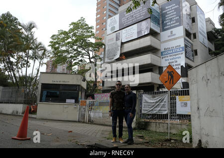 Medellin, Antioquia, Kolumbien. 17 Feb, 2019. Luis Gomez und Gemma MuÃ±oz sind Ecuadorianischen Touristen einige der Orte in der Pablo Escobar' narco Touren'' angeboten. Sie waren den Besuch der Hacienda Napoles, La Manuela Hacienda in Guatapé und der Monaco Gebäude vor dem Abriss. Für sie ' ' das Monaco gebäudeabbruch ist ein Fehler, denn es wird der Tourismus in der Stadt beeinflussen, und es wird das Geld von Touristen in MedellÃ verringern - n'' 25 Jahre nach dem Tod von Pablo Escobar, der MedellÃ n Mayor's Office und die Gemeinschaft die Monaco Aufbau einer zu demolieren Stockfoto