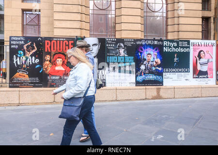 Adelaide Australien. 19. Februar 2019. Fußgänger vorbei Poster Förderung wirkt an der Adelaide Fringe Festival Credit: Amer ghazzal/Alamy leben Nachrichten Stockfoto