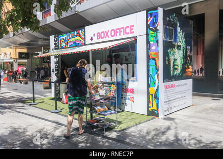 Adelaide Australien. 19. Februar 2019. Menschen kaufen von Tickets aus einem Kiosk in der Rundle Mall am 2019 Adelaide Fringe des weltweit größten jährlichen Arts Festival. Das Adelaide Fringe läuft von 15. Februar bis 17. März Credit: Amer ghazzal/Alamy leben Nachrichten Stockfoto