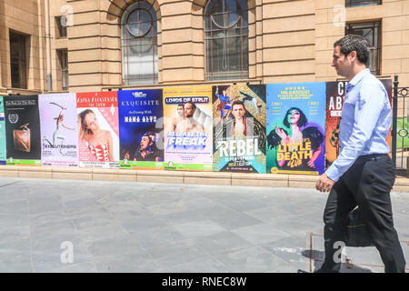 Adelaide Australien. 19. Februar 2019. Ein Fußgänger geht Vergangenheit Poster Förderung finge wirkt am 2019 Adelaide Fringe Festival. Das Adelaide Fringe ist der weltweit größte jährliche Arts Festival und läuft von 15. Februar bis 17. März Credit: Amer ghazzal/Alamy leben Nachrichten Stockfoto