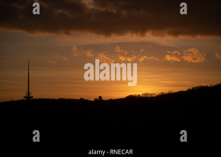 Stuttgart, Deutschland. 19 Feb, 2019. Der Funkturm steht auf einem Stuttgarter Hügel vor Sonnenaufgang. Credit: Marijan Murat/dpa/Alamy leben Nachrichten Stockfoto