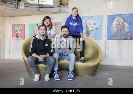 14. Februar 2019, Berlin: Farquarson (vorne, l-r), Kyle J. Simmons, Chris Wood (L-R) und Dan Smith von der britischen Band Bastille im Hotel Nhow nach einem Interview sitzen. Foto: Lisa Ducret/dpa Stockfoto