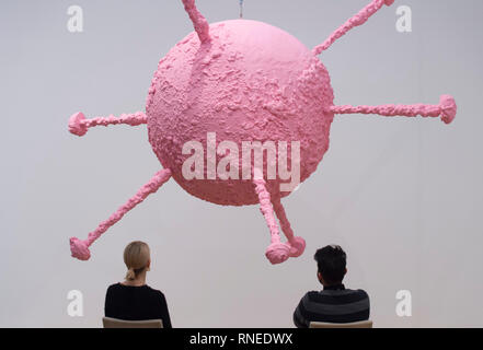 Tate Modern, London, UK. 19. Februar, 2019. Tate Modern stellt eine große Ausstellung der Arbeiten von Franz West (1947-2012). Organisiert von der Tate Modern und dem Centre Pompidou, die erste posthume Retrospektive und umfassenden Überblick über die Arbeit des Künstlers, die jemals in Großbritannien inszeniert. Diese Ausstellung erforscht die respektlose Sensibilität und spielerischen Umgang mit Material, Farbe und Form, die der Westen punk ästhetische charakterisieren. Bild: Epiphanie ein Stühlen, 2011. Immobilien Franz West, Wien. Credit: Malcolm Park/Alamy Leben Nachrichten. Stockfoto