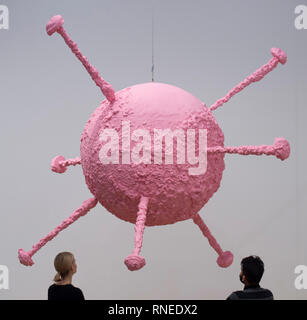 Tate Modern, London, UK. 19. Februar, 2019. Tate Modern stellt eine große Ausstellung der Arbeiten von Franz West (1947-2012). Organisiert von der Tate Modern und dem Centre Pompidou, die erste posthume Retrospektive und umfassenden Überblick über die Arbeit des Künstlers, die jemals in Großbritannien inszeniert. Diese Ausstellung erforscht die respektlose Sensibilität und spielerischen Umgang mit Material, Farbe und Form, die der Westen punk ästhetische charakterisieren. Bild: Epiphanie ein Stühlen, 2011. Immobilien Franz West, Wien. Credit: Malcolm Park/Alamy Leben Nachrichten. Stockfoto