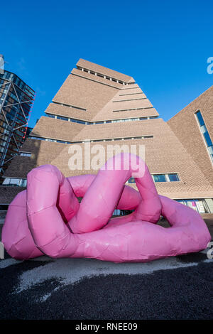 London, Großbritannien. 19. Feb 2019. Rrose/Drama, 2001 - Tate Modern präsentiert eine Ausstellung der Arbeiten von Franz West (1947-2012). Organisiert von der Tate Modern und dem Centre Pompidou, wird dies die erste posthume Retrospektive und umfassenden Überblick über die Arbeit des Künstlers, die jemals in Großbritannien inszeniert. Die Ausstellung erforscht die respektlose Sensibilität und spielerischen Umgang mit Material, Farbe und Form, die der Westen punk ästhetische charakterisieren. Credit: Guy Bell/Alamy leben Nachrichten Stockfoto