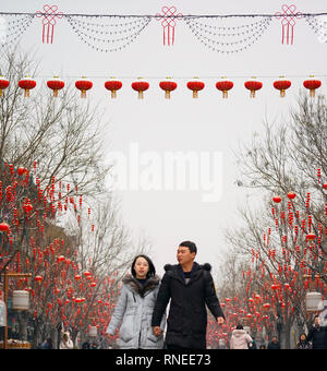 (190219) - Peking, Februar 19, 2019 (Xinhua) - Leute sehen Laternen durch Schnee entlang der Qianmen Straße in Peking, Hauptstadt von China, 19.02.2019, anlässlich des chinesischen Laternenfest. (Xinhua / Shen Bohan) Stockfoto