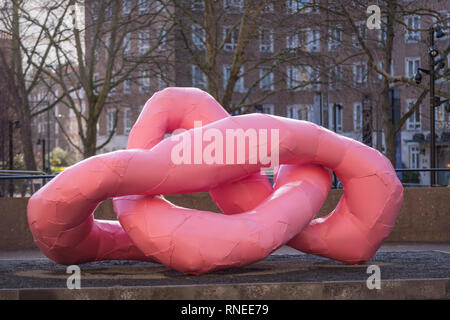 London, Großbritannien. 19. Februar 2019. Detail der "rrose (Drama)", 2001, von Franz West. Vorschau von einer großen Ausstellung der Arbeiten von Franz West (1947-2012), die erste posthume Retrospektive zum Werk des Künstlers überhaupt inszeniert in Großbritannien. Fast 200 Werke zu sehen in der Tate Modern 20. Februar bis zum 2. Juni 2019. Credit: Stephen Chung/Alamy leben Nachrichten Stockfoto