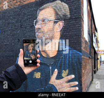 Anfield, Liverpool, Großbritannien. 19 Feb, 2019. UEFA Champions League Runde 16, Liverpool gegen Bayern München, Liverpool fan nimmt Foto der Wandgemälde von Liverpool Manager Jürgen Klopp auf Jamaica Street in Liverpool Zentrum vor heute Abend Spiel Credit: Aktion plus Sport/Alamy leben Nachrichten Stockfoto