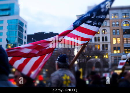 New York, NY, USA. 18 Feb, 2019. New Yorker und anderen - Protest gegen die Maßnahmen des 45. Präsidenten, einen nationalen Notstand der Grenzmauer an der südlichen Grenze der Vereinigten Staaten effektiv die Befugnisse des Kongresses auf die innere Sicherheit zu bauen aufgerufen hat. Proteste wurden am Union Square am 18. Februar 2019 in New York City statt. Quelle: MPI 43/Media Punch/Alamy leben Nachrichten Stockfoto