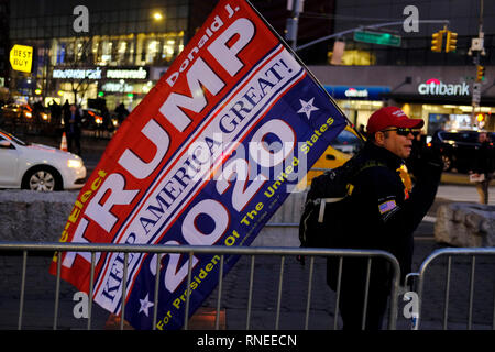 New York, NY, USA. 18 Feb, 2019. Trump Unterstützer auf der Hand als New Yorker und anderen - Protest gegen die Maßnahmen des 45. Präsidenten, einen nationalen Notstand der Grenzmauer an der südlichen Grenze der Vereinigten Staaten effektiv die Befugnisse des Kongresses auf die innere Sicherheit zu bauen aufgerufen hat. Proteste wurden am Union Square am 18. Februar 2019 in New York City statt. Quelle: MPI 43/Media Punch/Alamy leben Nachrichten Stockfoto