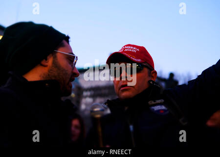 New York, NY, USA. 18 Feb, 2019. Trump Unterstützer auf der Hand als New Yorker und anderen - Protest gegen die Maßnahmen des 45. Präsidenten, einen nationalen Notstand der Grenzmauer an der südlichen Grenze der Vereinigten Staaten effektiv die Befugnisse des Kongresses auf die innere Sicherheit zu bauen aufgerufen hat. Proteste wurden am Union Square am 18. Februar 2019 in New York City statt. Quelle: MPI 43/Media Punch/Alamy leben Nachrichten Stockfoto