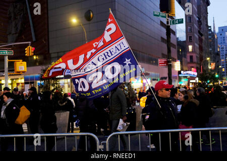 New York, NY, USA. 18 Feb, 2019. Trump Unterstützer auf der Hand als New Yorker und anderen - Protest gegen die Maßnahmen des 45. Präsidenten, einen nationalen Notstand der Grenzmauer an der südlichen Grenze der Vereinigten Staaten effektiv die Befugnisse des Kongresses auf die innere Sicherheit zu bauen aufgerufen hat. Proteste wurden am Union Square am 18. Februar 2019 in New York City statt. Quelle: MPI 43/Media Punch/Alamy leben Nachrichten Stockfoto