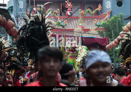 Jakarta, Indonesien. 19 Feb, 2019. Die Menschen sehen Dragon dance bei einem Cap klicken Sie meh Fest Feier gehalten von der chinesischen Gemeinschaft auf Petojo in Jakarta, Indonesien, 19.02.2019. Die Gap gehen Meh Festival, auch bekannt als Lantern Festival, am 15. Tag des Chinesischen Neujahrsfest gefeiert wird. Credit: Veri Sanovri/Xinhua/Alamy leben Nachrichten Stockfoto