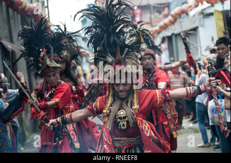 Jakarta, Indonesien. 19 Feb, 2019. Leute teilnehmen, die mit der GAP gehen Meh Fest Feier gehalten von der chinesischen Gemeinschaft auf Petojo in Jakarta, Indonesien, 19.02.2019. Die Gap gehen Meh Festival, auch bekannt als Lantern Festival, am 15. Tag des Chinesischen Neujahrsfest gefeiert wird. Credit: Veri Sanovri/Xinhua/Alamy leben Nachrichten Stockfoto