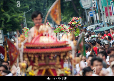 Jakarta, Indonesien. 19 Feb, 2019. Die Menschen sehen Dragon dance bei einem Cap klicken Sie meh Fest Feier gehalten von der chinesischen Gemeinschaft auf Petojo in Jakarta, Indonesien, 19.02.2019. Die Gap gehen Meh Festival, auch bekannt als Lantern Festival, am 15. Tag des Chinesischen Neujahrsfest gefeiert wird. Credit: Veri Sanovri/Xinhua/Alamy leben Nachrichten Stockfoto