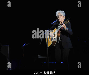 18. Februar 2019, Deutschland (Deutsch), Hamburg: Die amerikanische Sängerin Joan Baez steht in der Mehr! Theater auf dem Großhandelsmarkt auf der Bühne. Foto: Holger Kasnitz/dpa Stockfoto