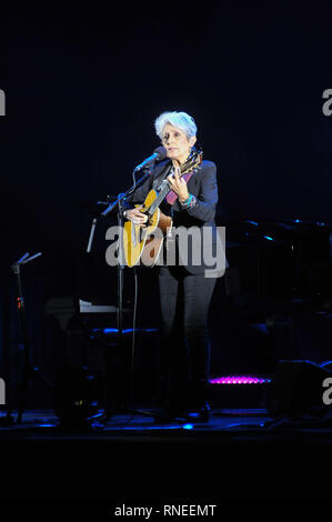 18. Februar 2019, Deutschland (Deutsch), Hamburg: Die amerikanische Sängerin Joan Baez steht in der Mehr! Theater auf dem Großhandelsmarkt auf der Bühne. Foto: Holger Kasnitz/dpa Stockfoto