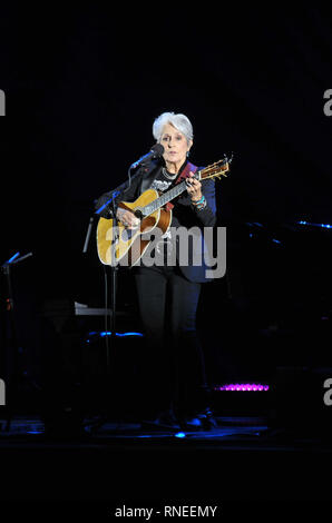 18. Februar 2019, Deutschland (Deutsch), Hamburg: Die amerikanische Sängerin Joan Baez steht in der Mehr! Theater auf dem Großhandelsmarkt auf der Bühne. Foto: Holger Kasnitz/dpa Stockfoto