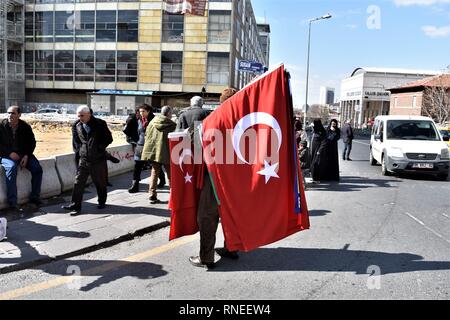 19. Februar 2019, in der Türkei, Ankara: einem Straßenhändler verkauft türkische Nationale Flaggen neben einem Fußweg in den historischen Stadtteil Ulus. Foto: Altan Gochre | Verwendung weltweit Stockfoto