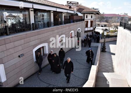 19. Februar 2019, in der Türkei, Ankara: Die Menschen besuchen Haci Bayram-i Veli Moschee und seine Umgebung im historischen Stadtteil Ulus. Foto: Altan Gochre | Verwendung weltweit Stockfoto