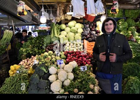 19. Februar 2019, in der Türkei, Ankara: ein gemüsehändler posiert für ein Foto in einem überdachten Basar im historischen Stadtteil Ulus. Foto: Altan Gochre | Verwendung weltweit Stockfoto