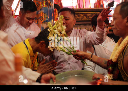 Jakarta, Indonesien. 19 Feb, 2019. Gwan Xiao Ritual bei Tao Se Bio Kloster, das Ritual beinhaltet die Verweigerung Verstärkungen, die Bitte um Segen und Gesundheit bei Jakarta, Indonesien (2/19/2019). Das Ritual ist Teil der GAP gehen Meh Feier. Cap klicken Sie meh Feier, auch als die glücklichen Tag bekannt, schließt der 15 Tage der Chinese New Year Festival als Cap klicken Sie Meh bedeutet der fünfzehnten Nacht. Credit: Nick hanoatubun/Alamy leben Nachrichten Stockfoto