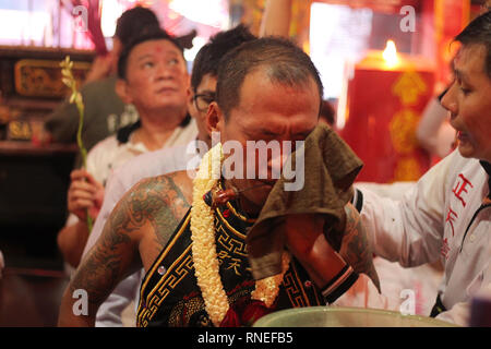 Jakarta, Indonesien. 19 Feb, 2019. Gwan Xiao Ritual bei Tao Se Bio Kloster, das Ritual beinhaltet die Verweigerung Verstärkungen, die Bitte um Segen und Gesundheit bei Jakarta, Indonesien (2/19/2019). Das Ritual ist Teil der GAP gehen Meh Feier. Cap klicken Sie meh Feier, auch als die glücklichen Tag bekannt, schließt der 15 Tage der Chinese New Year Festival als Cap klicken Sie Meh bedeutet der fünfzehnten Nacht. Credit: Nick hanoatubun/Alamy leben Nachrichten Stockfoto