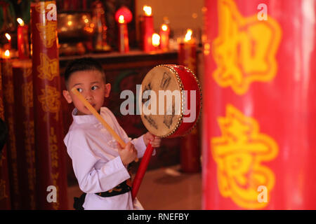 Jakarta, Indonesien. 19 Feb, 2019. Gwan Xiao Ritual bei Tao Se Bio Kloster, das Ritual beinhaltet die Verweigerung Verstärkungen, die Bitte um Segen und Gesundheit bei Jakarta, Indonesien (2/19/2019). Das Ritual ist Teil der GAP gehen Meh Feier. Cap klicken Sie meh Feier, auch als die glücklichen Tag bekannt, schließt der 15 Tage der Chinese New Year Festival als Cap klicken Sie Meh bedeutet der fünfzehnten Nacht. Credit: Nick hanoatubun/Alamy leben Nachrichten Stockfoto