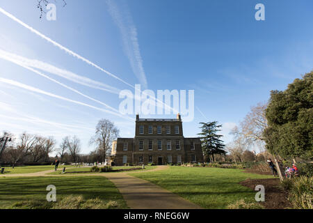 London, Großbritannien. 19, Februar, 2019. UK Wetter, schöner Frühling - likemorning in Clissold Park, Stoke Newington, London. Clissold Haus. Quelle: Carol Moir/Alamy leben Nachrichten Stockfoto